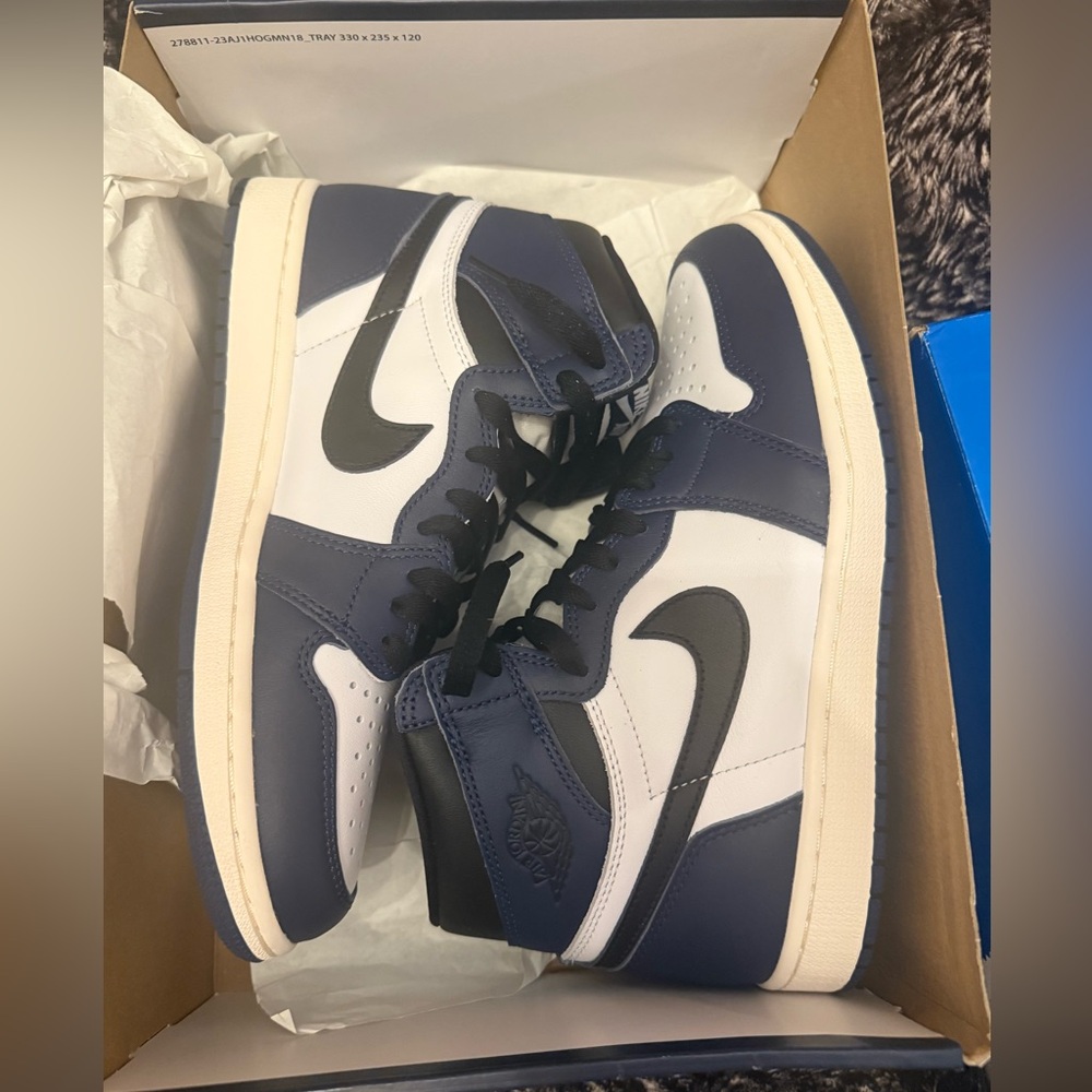 Brand new Air Jordan 1 Retro High OG “Midnight Navy” (DZ5485-404).